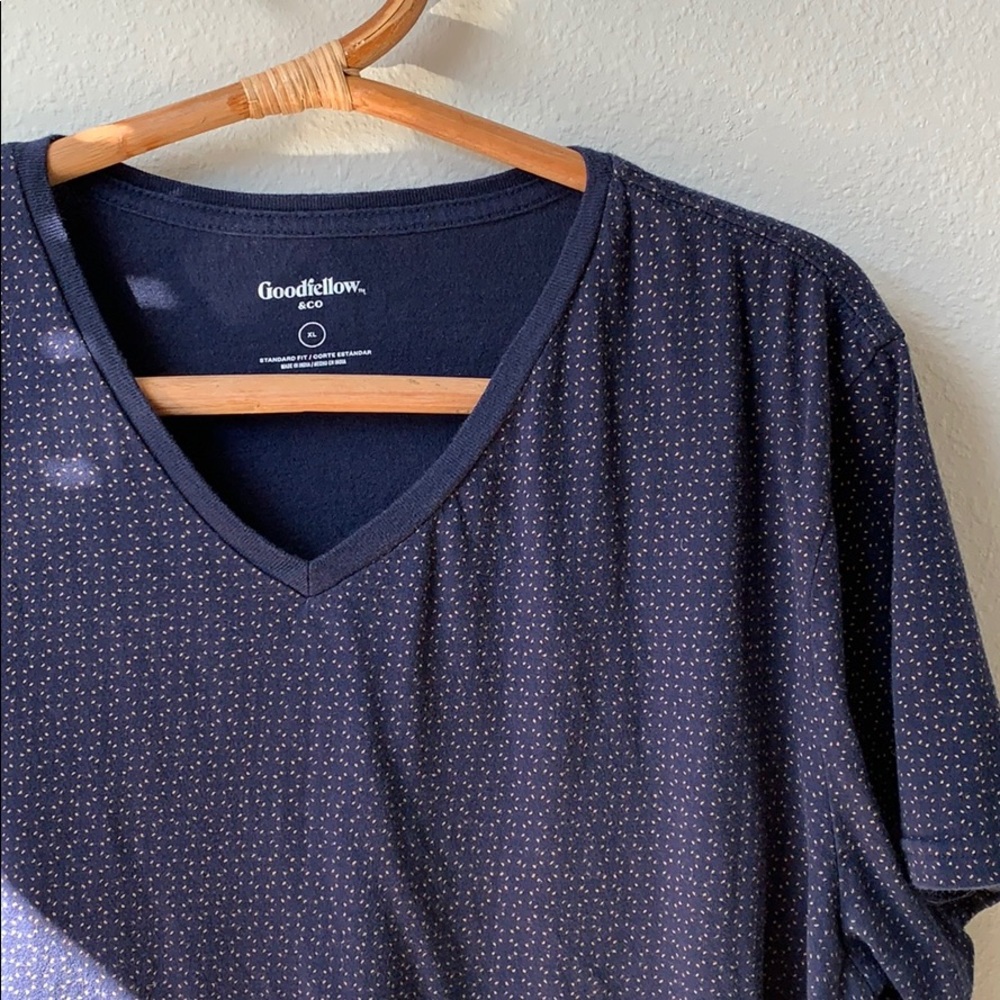 🎈 DONATED 🎈 patterned cotton vneck tee